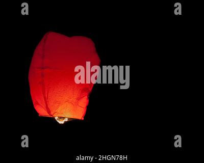 Lanterne de ciel rouge thaï sortie à Bangkok pendant le festival de Loi Krathong Banque D'Images