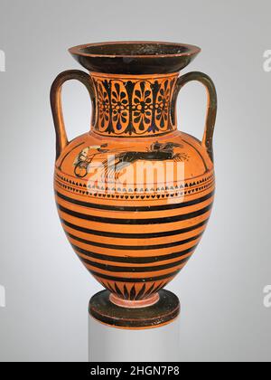 Terre cuite cou-amphora (bocal) ca.500 C.-B. grec, Attic Obverse et inverse, sur l'épaule, courses de char-Athletic événements et compétitions sont parmi les sujets les plus populaires décorant les vases athéniens de la fin des sixième et cinquième siècles C.-B. la vignette sur l'épaule pourrait bien avoir été inspirée par les représentations sur les vases Panathénaïque prix.La scène ici comprend deux poteaux de but; ils reflètent probablement les colonnes flanquant Athena sur l'obverse des prix vases.Amphora de cou en terre cuite (bocal).Grec, Attique. CA.500 C.-B.Terre cuite, figure noire.Archaïque.Vases Banque D'Images