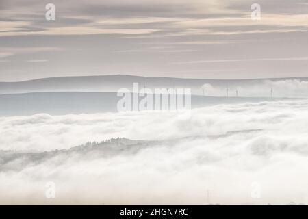 En regardant à travers une inversion de température dans la vallée de la Lune vers les collines de la forêt de Bowland, Lancashire Banque D'Images