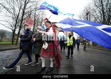 Les manifestants d'une organisation pro-indépendantiste tous sous une bannière participent à une 'manifestation d'urgence' à Glasgow, contre le Premier ministre, appelant à la 'fin du règne conservateur' et 'l'indépendance maintenant'.Date de la photo: Samedi 22 janvier 2022. Banque D'Images