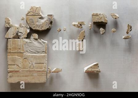 Fragments de relief de la tombe de Neferu montrant richement orned préposés se déplaçant de droite à gauche ca.2051–2030 C.-B. Middle Kingdom Neferu était probablement la première reine de Nebhepetre Mentuhotep II, et pourrait aussi avoir été sa sœur.Sa tombe pillée, excavée par le Metropolitan Museum of Art entre 1923 et 1931, se trouve à l'extérieur du temple du roi à Deir el Bahri.Il a été visité comme un sanctuaire dans la dix-huitième dynastie, et à un certain point il a été utilisé comme une carrière pour la pierre calcaire fine couvrant les murs.la décoration des appartements funéraires se composait presque exclusivement de scen rituel Banque D'Images