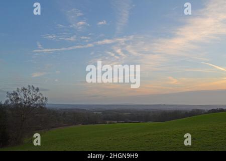 Champs d'herbe, vues, banque nuageuse, arbres isolés et couchers de soleil entre IDE Hill, Scordeaux Wood et Emmetts Garden, Kent, en hiver, par temps clair.Weald Banque D'Images