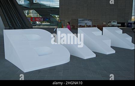 4 octobre 2012 - Busan, Corée du Sud : les visiteurs passent devant la plaque à pied lors de la cérémonie d'ouverture du Festival international du film de Busan 17th au Centre de cinéma de Busan.En plus de la galaxie désormais inévitable des stars qui promeuvent des blockbusters de toute l'Asie,Cette année, le Festival international du film de Busan filera un film nord-coréen pour la première fois depuis près d'une décennie, ainsi que six films classiques afghans cachés dans un mur pour les sauver des Talibans.(Ryu Seung-il / Polaris) Banque D'Images