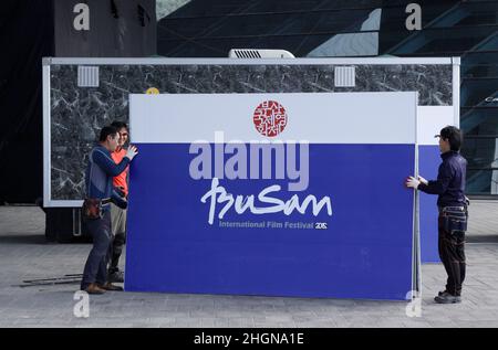 4 octobre 2012 - Busan, Corée du Sud : le personnel travaille pour la cérémonie d'ouverture du Festival international du film de Busan 17th au Centre cinématographique de Busan.En plus de la galaxie désormais inévitable des stars qui promeuvent des blockbusters de toute l'Asie,Cette année, le Festival international du film de Busan filera un film nord-coréen pour la première fois depuis près d'une décennie, ainsi que six films classiques afghans cachés dans un mur pour les sauver des Talibans.(Ryu Seung-il / Polaris) Banque D'Images