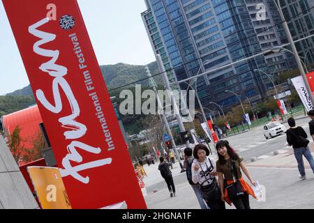 4 octobre 2012 - Busan, Corée du Sud : les visiteurs passent devant la plaque à pied lors de la cérémonie d'ouverture du Festival international du film de Busan 17th au Centre de cinéma de Busan.En plus de la galaxie désormais inévitable des stars qui promeuvent des blockbusters de toute l'Asie,Cette année, le Festival international du film de Busan filera un film nord-coréen pour la première fois depuis près d'une décennie, ainsi que six films classiques afghans cachés dans un mur pour les sauver des Talibans.(Ryu Seung-il / Polaris) Banque D'Images