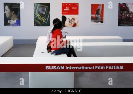 4 octobre 2012 - Busan, Corée du Sud : invité en attente de la cérémonie d'ouverture du Festival International du film de Busan 17th au Centre Cinéma de Busan.En plus de la galaxie désormais inévitable des stars qui promeuvent des blockbusters de toute l'Asie,Cette année, le Festival international du film de Busan filera un film nord-coréen pour la première fois depuis près d'une décennie, ainsi que six films classiques afghans cachés dans un mur pour les sauver des Talibans.(Ryu Seung-il / Polaris) Banque D'Images