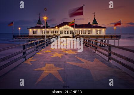 Ahlbeck Pier, Usedom Island, côte de la mer Baltique, Mecklembourg-Poméranie occidentale, Allemagne - beau coucher de soleil Banque D'Images