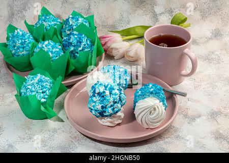 Guimauves faites à la main sur fond clair sous forme de roses, d'hortensias et de tulipes.Il y a des fleurs à proximité.Journée des femmes, Saint-Valentin. Copie Banque D'Images