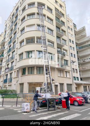 DÉMÉNAGEMENT À PARIS Banque D'Images