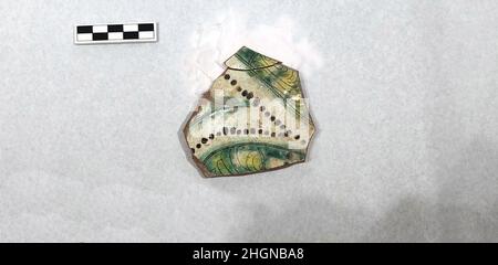 Fragment d'un bol 9th–10th siècle.Fragment d'un bol.9th–10th siècle.Faïence; blanc glissé, incisé et éclaboussé avec des glaçures polychromes sous verglas transparent (sgraffito ware).Excavé en Iran, Nishapur.Attribué à l'Iran, Jobain.Céramique Banque D'Images