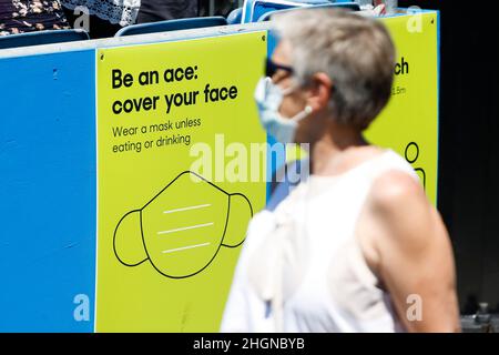 Melbourne, Australie.20th janvier 2022.Tennis : Grand Chelem, Open d'Australie.Les panneaux demandent aux spectateurs de porter une protection de la bouche et du nez.Credit: Frank Molter/dpa/Alay Live News Banque D'Images