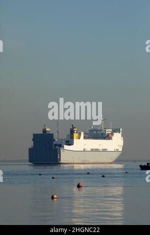 Le cargo RO-RO,Celestine' sur la Tamise, en quittant les quais de Londres. Banque D'Images