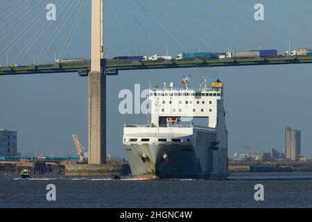 Le cargo Wilhelmine RO-RO sur la Tamise, au pont de Dartford.Le pont affiche un trafic lourd de camions. Banque D'Images