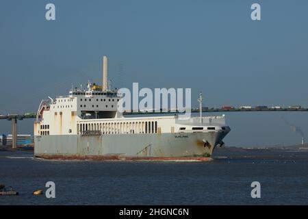 Le cargo Wilhelmine RO-RO sur la Tamise, au pont de Dartford.Le pont affiche un trafic lourd de camions. Banque D'Images