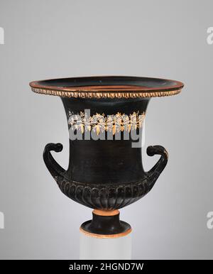 Calice en terre cuite (bol à mélanger) ca.350–300 C.-B. grec, sud-italien, apulien, Gnathien les contours nets de la forme et les côtes sur la partie inférieure du corps indiquent qu'un vase en métal est la source d'inspiration.Sur les pièces plus luxueuses, comme l'hydria 23,74 à proximité, l'ornement est doré.Sur les pièces plus simples, il est peint.Calice en terre cuite (bol à mélanger).Grec, Sud-italien, Apulian, Gnathian. CA.350–300 C.-B.Terre cuite ; couleur appliquée.Classique tardif.Vases Banque D'Images