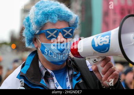 Glasgow, Royaume-Uni.22nd janvier 2022.All Under One Banner (AUOB), un groupe indépendantiste pro-écossais composé de plusieurs petites organisations nationalistes a défilé dans le centre-ville de Glasgow pour soutenir leur objectif de séparation.Ils avaient prévu la participation de 5000 partisans, mais seulement quelques centaines y ont participé, dont NEALE HANVEY, un membre éminent du parti politique ALBA d'Alex Salmond.Crédit : Findlay/Alay Live News Banque D'Images