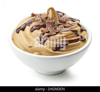 bol de caramel fouetté et de mousse au café dessert à la crème décoré de chocolat isolé sur fond blanc Banque D'Images