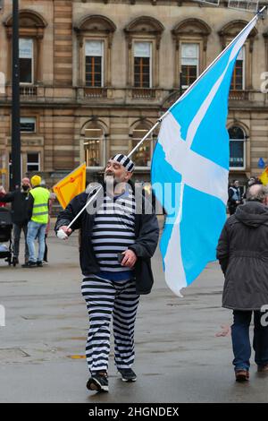 Glasgow, Royaume-Uni.22nd janvier 2022.All Under One Banner (AUOB), un groupe indépendantiste pro-écossais composé de plusieurs petites organisations nationalistes a défilé dans le centre-ville de Glasgow pour soutenir leur objectif de séparation.Ils avaient prévu la participation de 5000 partisans, mais seulement quelques centaines y ont participé, dont NEALE HANVEY, un membre éminent du parti politique ALBA d'Alex Salmond.Crédit : Findlay/Alay Live News Banque D'Images