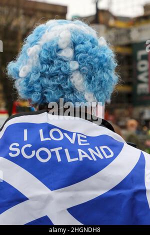 Glasgow, Royaume-Uni.22nd janvier 2022.All Under One Banner (AUOB), un groupe indépendantiste pro-écossais composé de plusieurs petites organisations nationalistes a défilé dans le centre-ville de Glasgow pour soutenir leur objectif de séparation.Ils avaient prévu la participation de 5000 partisans, mais seulement quelques centaines y ont participé, dont NEALE HANVEY, un membre éminent du parti politique ALBA d'Alex Salmond.Crédit : Findlay/Alay Live News Banque D'Images