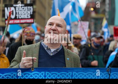 Glasgow, Royaume-Uni.22nd janvier 2022.All Under One Banner (AUOB), un groupe indépendantiste pro-écossais composé de plusieurs petites organisations nationalistes a défilé dans le centre-ville de Glasgow pour soutenir leur objectif de séparation.Ils avaient prévu la participation de 5000 partisans, mais seulement quelques centaines y ont participé, dont NEALE HANVEY, un membre éminent du parti politique ALBA d'Alex Salmond.Crédit : Findlay/Alay Live News Banque D'Images