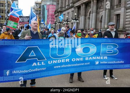 Glasgow, Royaume-Uni.22nd janvier 2022.All Under One Banner (AUOB), un groupe indépendantiste pro-écossais composé de plusieurs petites organisations nationalistes a défilé dans le centre-ville de Glasgow pour soutenir leur objectif de séparation.Ils avaient prévu la participation de 5000 partisans, mais seulement quelques centaines y ont participé, dont NEALE HANVEY, un membre éminent du parti politique ALBA d'Alex Salmond.Crédit : Findlay/Alay Live News Banque D'Images