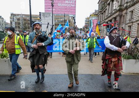 Glasgow, Royaume-Uni.22nd janvier 2022.All Under One Banner (AUOB), un groupe indépendantiste pro-écossais composé de plusieurs petites organisations nationalistes a défilé dans le centre-ville de Glasgow pour soutenir leur objectif de séparation.Ils avaient prévu la participation de 5000 partisans, mais seulement quelques centaines y ont participé, dont NEALE HANVEY, un membre éminent du parti politique ALBA d'Alex Salmond.Crédit : Findlay/Alay Live News Banque D'Images