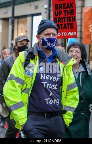 Glasgow, Royaume-Uni.22nd janvier 2022.All Under One Banner (AUOB), un groupe indépendantiste pro-écossais composé de plusieurs petites organisations nationalistes a défilé dans le centre-ville de Glasgow pour soutenir leur objectif de séparation.Ils avaient prévu la participation de 5000 partisans, mais seulement quelques centaines y ont participé, dont NEALE HANVEY, un membre éminent du parti politique ALBA d'Alex Salmond.Crédit : Findlay/Alay Live News Banque D'Images