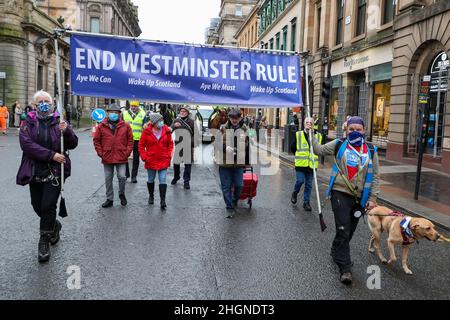 Glasgow, Royaume-Uni.22nd janvier 2022.All Under One Banner (AUOB), un groupe indépendantiste pro-écossais composé de plusieurs petites organisations nationalistes a défilé dans le centre-ville de Glasgow pour soutenir leur objectif de séparation.Ils avaient prévu la participation de 5000 partisans, mais seulement quelques centaines y ont participé, dont NEALE HANVEY, un membre éminent du parti politique ALBA d'Alex Salmond.Crédit : Findlay/Alay Live News Banque D'Images