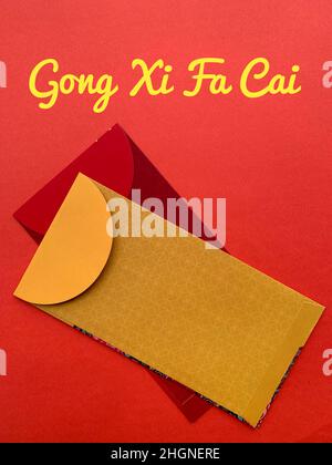 Enveloppes jaune et rouge avec fond de texte de souhaits chinois du nouvel an.Concept de célébration. Banque D'Images