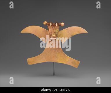 Pendentif double aigle 11th–16th siècle Veraguas les pendentifs d'oiseaux ont été fabriqués pendant des siècles dans de nombreux styles et tailles dans la région s'étendant du Costa Rica au nord et au centre de la Colombie dans le sud.Aujourd'hui, ils sont les œuvres les plus connues en or de l'Amérique ancienne.Ils ont été d'abord nommés aguilas (aigles) par Christophe Colomb, qui a noté qu'ils étaient portés par les gens locaux accrochés de leur cou quand il a navigué le long de la côte des Caraïbes de l'Amérique centrale au début du XVIe siècle.De la grande variété d'oiseaux dans la région et les différentes formes des bec, des ailes, et des griffes représentant Banque D'Images