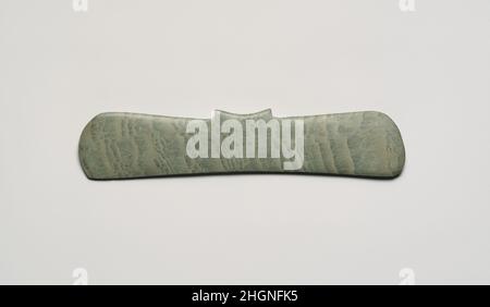 Pendentif à ailes 10th–16th siècle Tairona les objets en pierre de cette forme générale proviennent d'une région s'étendant du sud du Mexique au Venezuela et aux Antilles en Amérique du Sud et dans les Caraïbes.Leur plus grande concentration, cependant, se trouve dans la région de Tairona, dans le nord-ouest de la Colombie.Un grand nombre d'objets en pierre finement fabriqués ont été excavés sur les sites de Tairona.Habituellement trouvés dans les caches enfouis dans les navires sous les planchers de maison ou ceux de structures cérémonielles, ils sont souvent sculptés de pièces de pierre attirantes.Les objets en pierre comprennent des perles; des axes en forme haftée sculptés d'un péché Banque D'Images