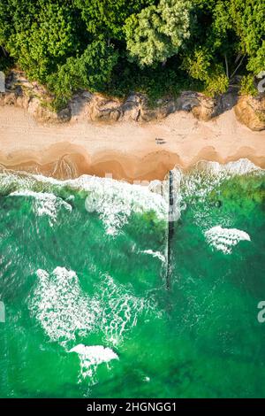 Magnifiques vagues bleues sur la mer de Batlic.Tourisme à la mer.Vue aérienne de la mer en Pologne, Europe Banque D'Images