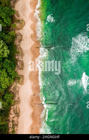 Vagues bleues sur la mer de Batlic.Vacances au bord de la mer.Vue aérienne de la mer en Pologne, Europe Banque D'Images