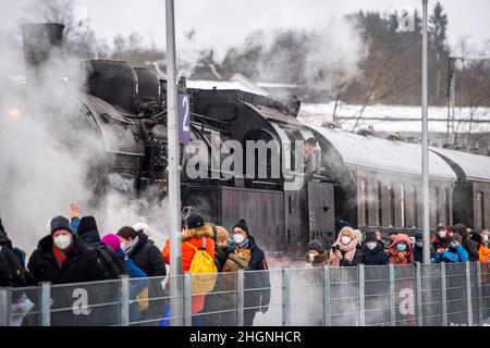 Winterberg, Allemagne.22nd janvier 2022.Un train historique entre dans la station enneigée de la station de sports d'hiver de Sauerland.La locomotive à vapeur historique est une Prusse T18 de 1920s.Sous le titre de "vapeur de toboggan au Sauerland", l'Association des amis ferroviaires de Bielefeld conduit une locomotive à vapeur historique de Bielefeld à Winterberg.A bord sont plusieurs centaines de fans de chemin de fer, qui toboggan sur les pistes avec leurs traîneaux à la destination.Le train s'arrête également à Paderborn, Lippstadt, Soest, Unna et Arnsberg, entre autres endroits.Credit: David Inderlied/dpa/Alay Live News Banque D'Images