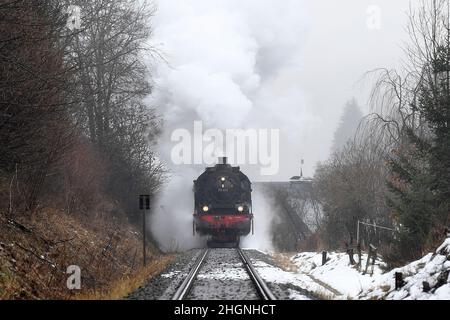 Winterberg, Allemagne.22nd janvier 2022.Un train historique traverse le village enneigé.La locomotive à vapeur historique est une Prusse T18 de 1920s.Sous le titre de "vapeur de toboggan au Sauerland", l'Association des amis ferroviaires de Bielefeld conduit une locomotive à vapeur historique de Bielefeld à Winterberg.A bord sont plusieurs centaines de fans de chemin de fer, qui toboggan sur les pistes avec leurs traîneaux à la destination.Le train s'arrête également à Paderborn, Lippstadt, Soest, Unna et Arnsberg, entre autres endroits.Credit: David Inderlied/dpa/Alay Live News Banque D'Images