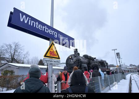 Winterberg, Allemagne.22nd janvier 2022.Un train historique entre dans la station enneigée de la station de sports d'hiver de Sauerland.La locomotive à vapeur historique est une Prusse T18 de 1920s.Sous le titre de "vapeur de toboggan au Sauerland", l'Association des amis ferroviaires de Bielefeld conduit une locomotive à vapeur historique de Bielefeld à Winterberg.A bord sont plusieurs centaines de fans de chemin de fer, qui toboggan sur les pistes avec leurs traîneaux à la destination.Le train s'arrête également à Paderborn, Lippstadt, Soest, Unna et Arnsberg, entre autres endroits.Credit: David Inderlied/dpa/Alay Live News Banque D'Images