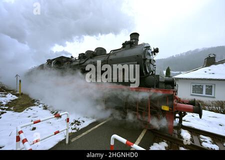 Winterberg, Allemagne.22nd janvier 2022.Un train historique traverse le village enneigé de Sauerland.La locomotive à vapeur historique est une Prusse T18 de 1920s.Sous le titre de "vapeur de toboggan au Sauerland", l'Association des amis ferroviaires de Bielefeld conduit une locomotive à vapeur historique de Bielefeld à Winterberg.A bord sont plusieurs centaines de fans de chemin de fer, qui toboggan sur les pistes avec leurs traîneaux à la destination.Le train s'arrête également à Paderborn, Lippstadt, Soest, Unna et Arnsberg, entre autres endroits.Credit: David Inderlied/dpa/Alay Live News Banque D'Images