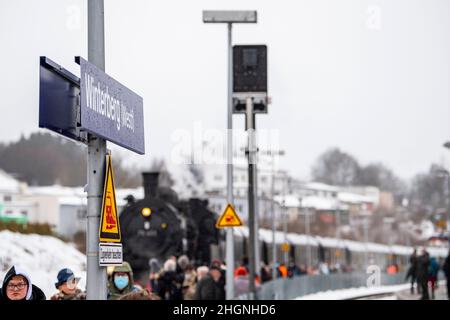 Winterberg, Allemagne.22nd janvier 2022.Un train historique entre dans la station enneigée de la station de sports d'hiver de Sauerland.La locomotive à vapeur historique est une Prusse T18 de 1920s.Sous le titre de "vapeur de toboggan au Sauerland", l'Association des amis ferroviaires de Bielefeld conduit une locomotive à vapeur historique de Bielefeld à Winterberg.A bord sont plusieurs centaines de fans de chemin de fer, qui toboggan sur les pistes avec leurs traîneaux à la destination.Le train s'arrête également à Paderborn, Lippstadt, Soest, Unna et Arnsberg, entre autres endroits.Credit: David Inderlied/dpa/Alay Live News Banque D'Images