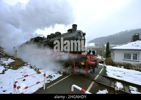 Winterberg, Allemagne.22nd janvier 2022.Un train historique traverse le village enneigé de Sauerland.La locomotive à vapeur historique est une Prusse T18 de 1920s.Sous le titre de "vapeur de toboggan au Sauerland", l'Association des amis ferroviaires de Bielefeld conduit une locomotive à vapeur historique de Bielefeld à Winterberg.A bord sont plusieurs centaines de fans de chemin de fer, qui toboggan sur les pistes avec leurs traîneaux à la destination.Le train s'arrête également à Paderborn, Lippstadt, Soest, Unna et Arnsberg, entre autres endroits.Credit: David Inderlied/dpa/Alay Live News Banque D'Images