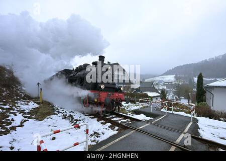 Winterberg, Allemagne.22nd janvier 2022.Un train historique traverse le village enneigé de Sauerland.La locomotive à vapeur historique est une Prusse T18 de 1920s.Sous le titre de "vapeur de toboggan au Sauerland", l'Association des amis ferroviaires de Bielefeld conduit une locomotive à vapeur historique de Bielefeld à Winterberg.A bord sont plusieurs centaines de fans de chemin de fer, qui toboggan sur les pistes avec leurs traîneaux à la destination.Le train s'arrête également à Paderborn, Lippstadt, Soest, Unna et Arnsberg, entre autres endroits.Credit: David Inderlied/dpa/Alay Live News Banque D'Images