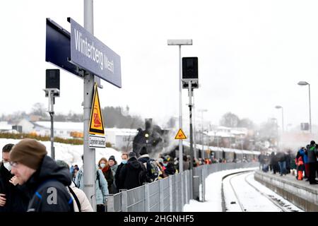 Winterberg, Allemagne.22nd janvier 2022.Un train historique entre dans la station enneigée de la station de sports d'hiver de Sauerland.La locomotive à vapeur historique est une Prusse T18 de 1920s.Sous le titre de "vapeur de toboggan au Sauerland", l'Association des amis ferroviaires de Bielefeld conduit une locomotive à vapeur historique de Bielefeld à Winterberg.A bord sont plusieurs centaines de fans de chemin de fer, qui toboggan sur les pistes avec leurs traîneaux à la destination.Le train s'arrête également à Paderborn, Lippstadt, Soest, Unna et Arnsberg, entre autres endroits.Credit: David Inderlied/dpa/Alay Live News Banque D'Images