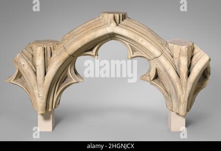 Arcade de la Tracery depuis la grande fenêtre sud de la cathédrale de Canterbury ca.1426–1435 Design peut-être par le Maître Mason Stephen Lote ces fragments ont décrit un panneau de vitraux dans la 'Grande fenêtre Sud' du transept sud de la cathédrale de Canterbury.Conformément à la pratique médiévale, les deux côtés de l'arche ont été sculptés de manière distincte mais complémentaire.Le côté faisant face à l'intérieur de l'église se compose de trois cours ondulant de moulage.L'extérieur, qui présente les contraintes et les réparations attendues de siècles d'exposition aux éléments, présente une moulure à facettes plus simple. Banque D'Images