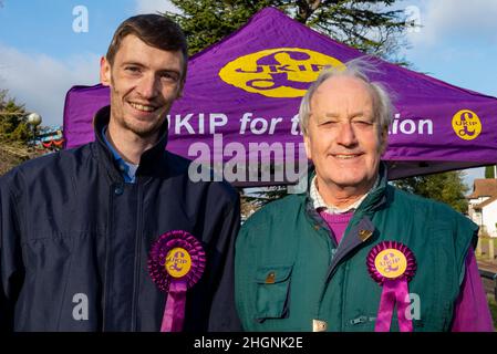 Priory Park, Southend on Sea, Essex, Royaume-Uni.22nd janvier 2022.Steve Laws est candidat au Parti pour l'indépendance du Royaume-Uni (UKIP) lors de la prochaine élection partielle dans la circonscription du Sud-Ouest à la suite du meurtre de son député Sir David Amess.Le candidat avait initialement réservé à Westcliff Free Church Hall pour une réunion de campagne, mais le lieu avait été annulé suite à des plaintes alléguées.Lois a donc réorganisé la réunion au Priory Park dans la ville, rejointe par le leader de UKIP Neil Hamilton Banque D'Images