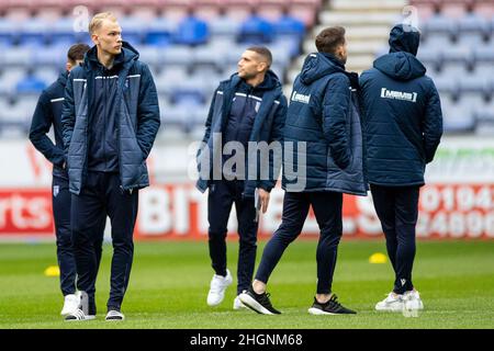 Wigan, Royaume-Uni.22nd janvier 2022.Les joueurs de Gillingham inspectent le terrain à Wigan, au Royaume-Uni, le 1/22/2022.(Photo par Mike Morese/News Images/Sipa USA) crédit: SIPA USA/Alay Live News Banque D'Images