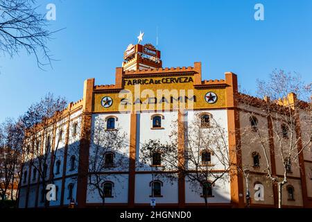 Façade de la brasserie Estrella Damm (Fabrica de Cerveza en espagnol) à el Eixample à Barcelone, Catalogne, Espagne, Europe Banque D'Images