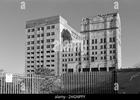 Le moulin à farine vide du millénaire de Spillers, en attente de réaménagement, sur Royal Victoria Dock, London Docklands, Royaume-Uni Banque D'Images