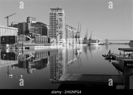 Nouveaux bâtiments sur le Royal Victoria Dock dans les Docklands de Londres, dans le sud-est de l'Angleterre, en direction de l'est vers l'Excel Arena Banque D'Images