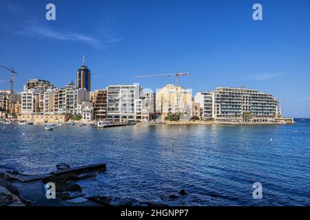 Malte, ville St Julian (San Giljan) et baie de mer. Banque D'Images