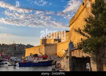 Fort Saint-Ange au coucher du soleil à Birgu, Malte.L'ordre de la fortification de Saint John, reconstruit sur le château médiéval d'époque appelé le Casstrum Maris (château par Th Banque D'Images