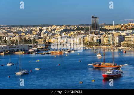 Villes de Sliema et Gzira à Malte, voiliers dans le port de Marsamxett. Banque D'Images